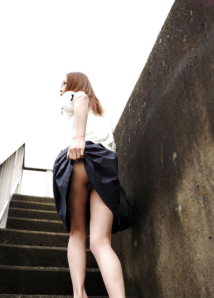 25P Pregnant japanese wife flashing in public