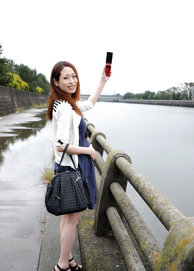 25P Pregnant japanese wife flashing in public