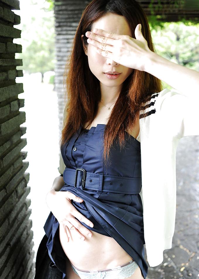 25P Pregnant japanese wife flashing in public