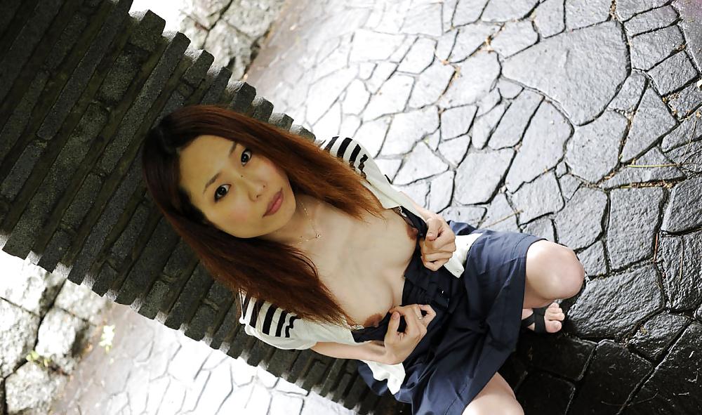 25P Pregnant japanese wife flashing in public