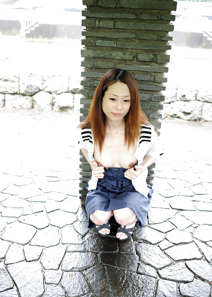 25P Pregnant japanese wife flashing in public