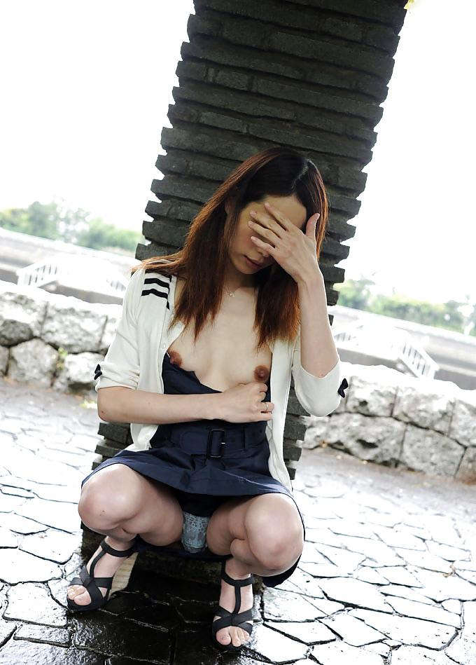 25P Pregnant japanese wife flashing in public