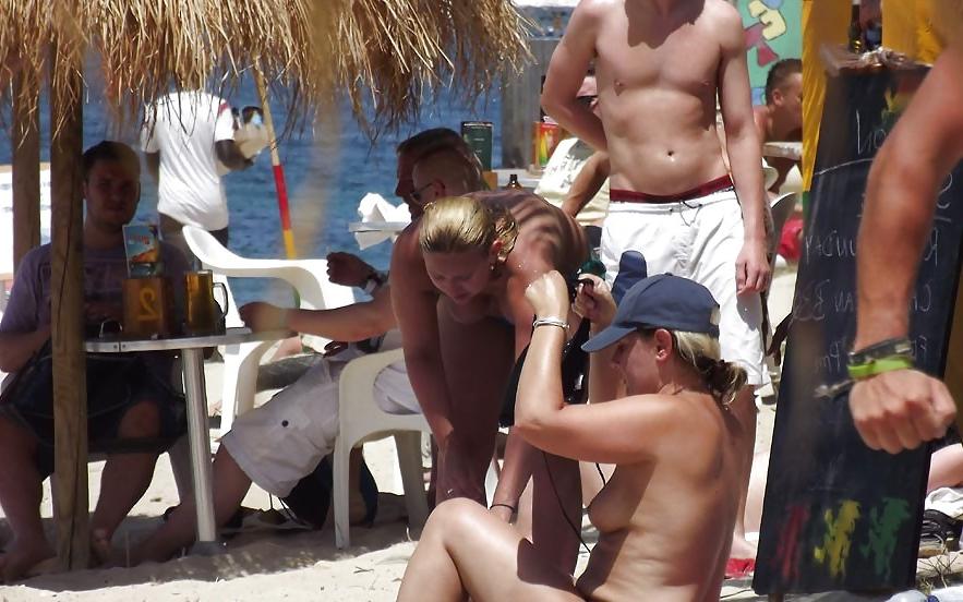 25P Beach topless 3