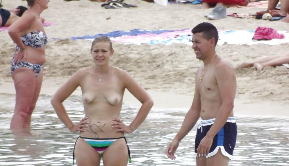 25P Beach topless 3