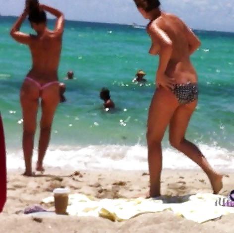 25P Beach topless 3