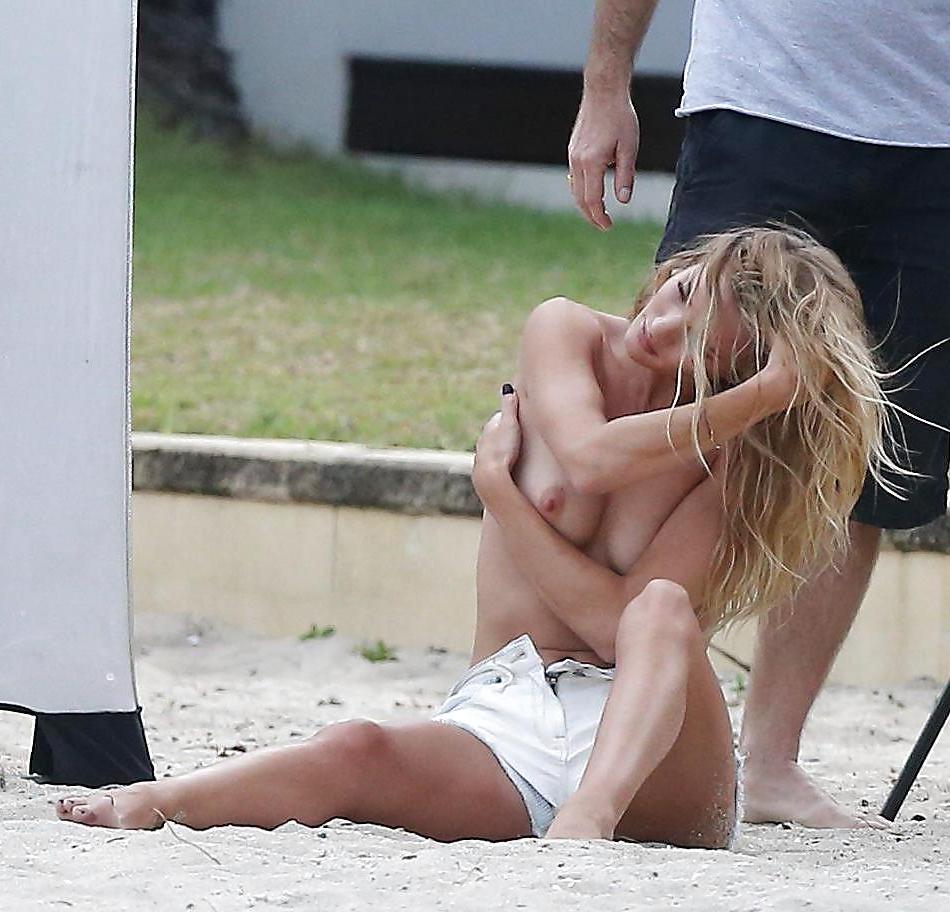 14P Rosie Huntington Whiteley Topless