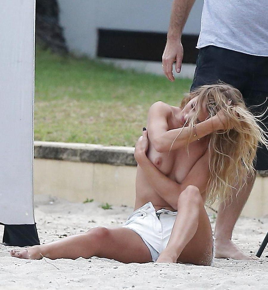 14P Rosie Huntington Whiteley Topless