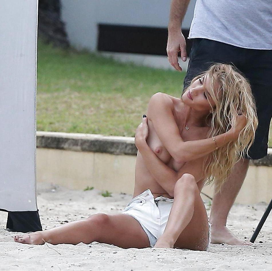 14P Rosie Huntington Whiteley Topless