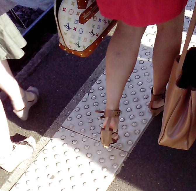 7P Candid feet of train mate : Delphine
