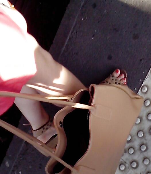 7P Candid feet of train mate : Delphine
