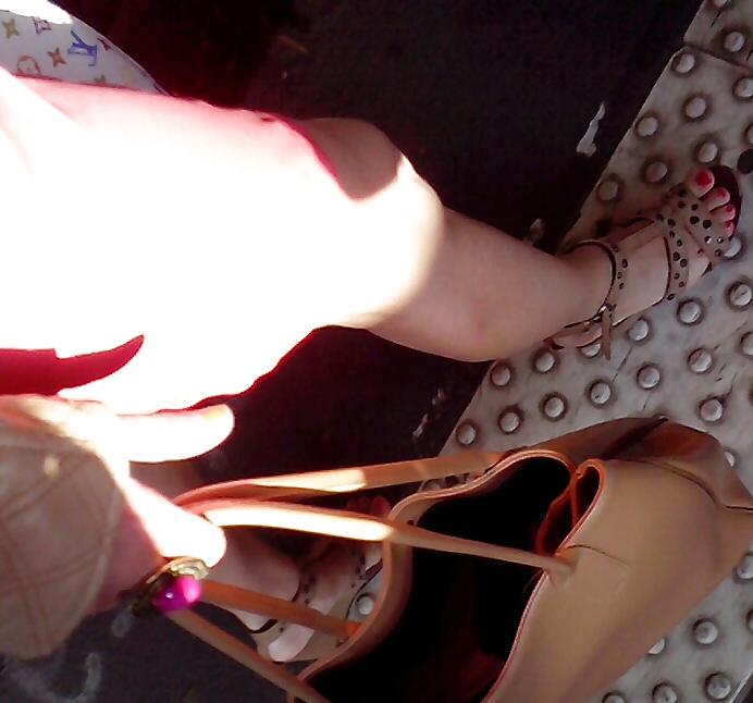 7P Candid feet of train mate : Delphine