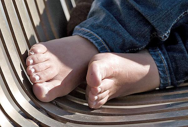 20P Candid Feet #1