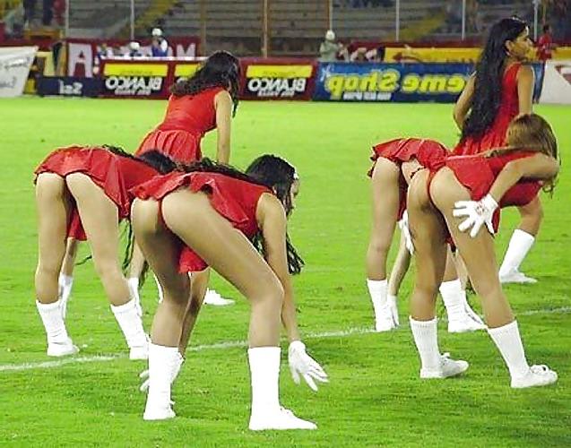 25P Horny teens & girls show their tits & pussies in public 1