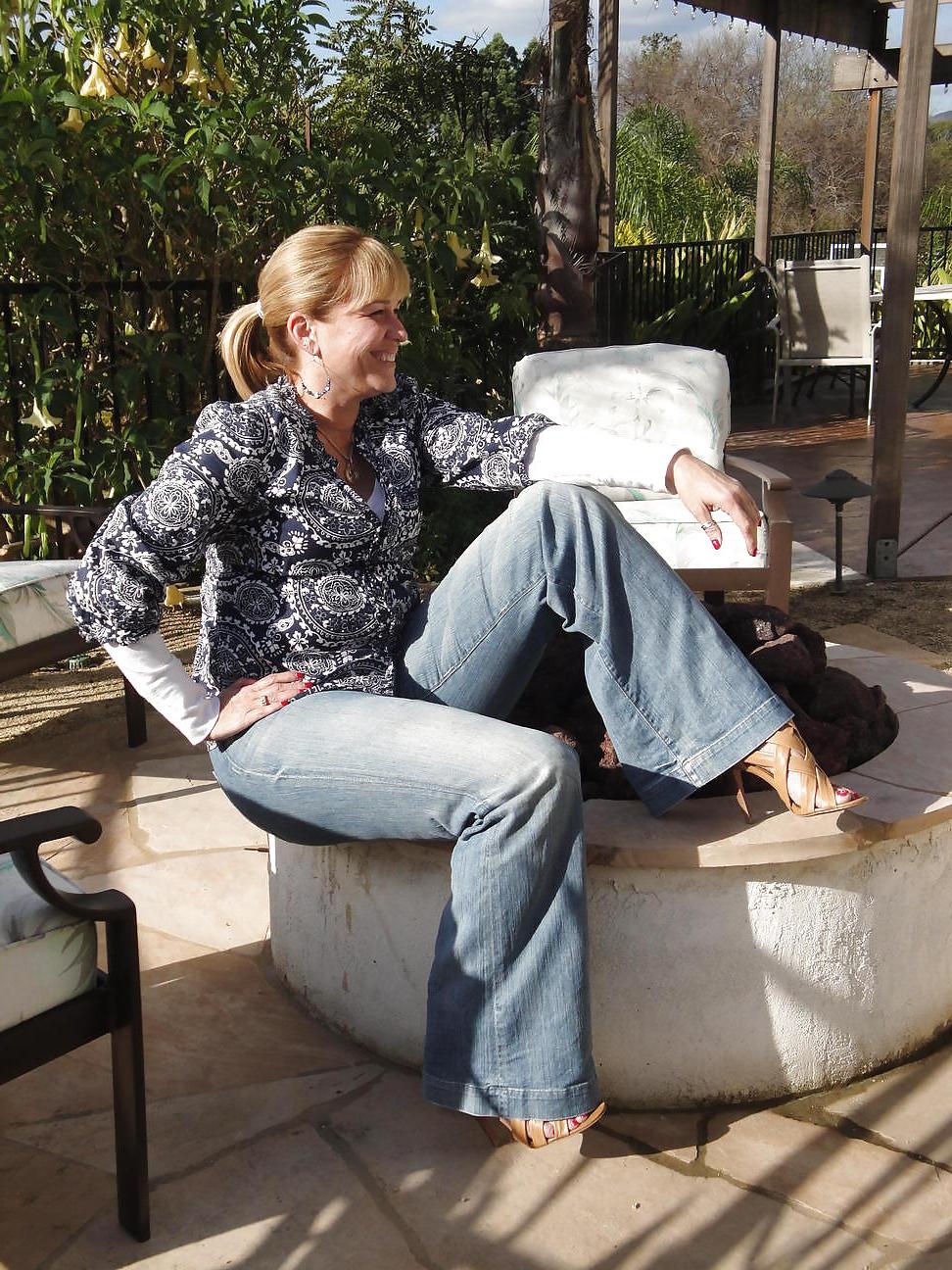 25P Milf with sweet feet