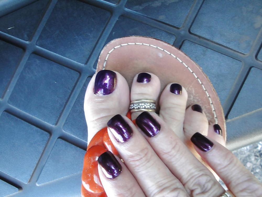 25P Milf with sweet feet