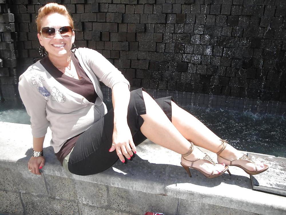 25P Milf with sweet feet