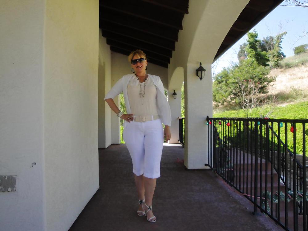 25P Milf with sweet feet