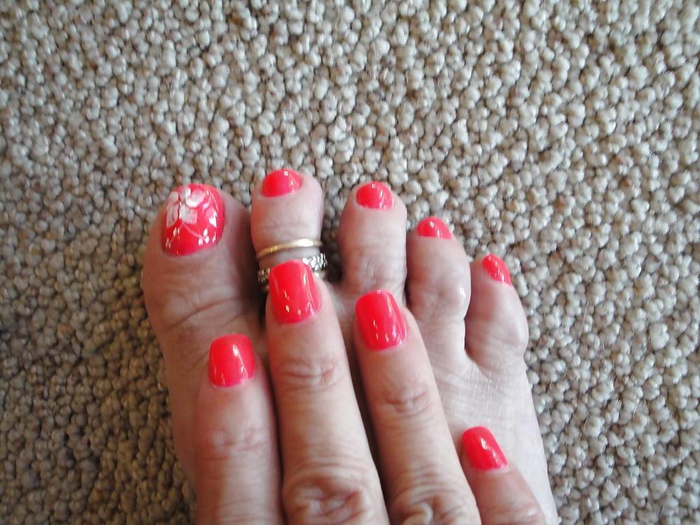 25P Milf with sweet feet
