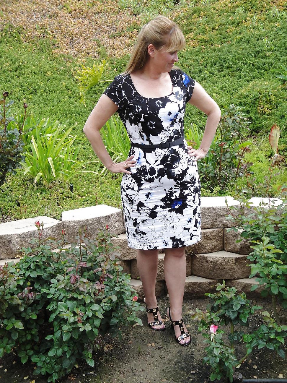 25P Milf with sweet feet