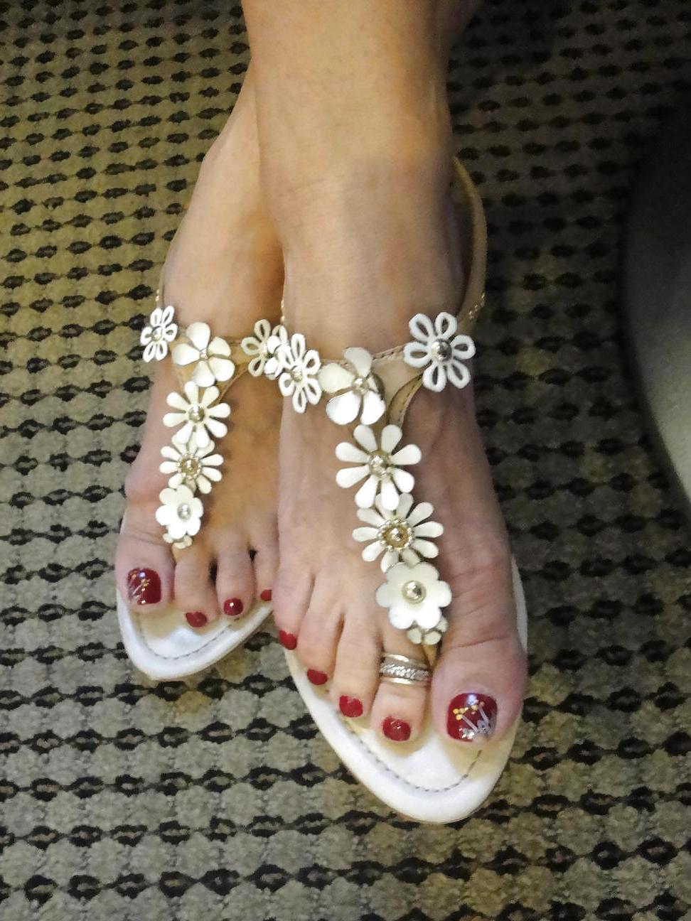 25P Milf with sweet feet