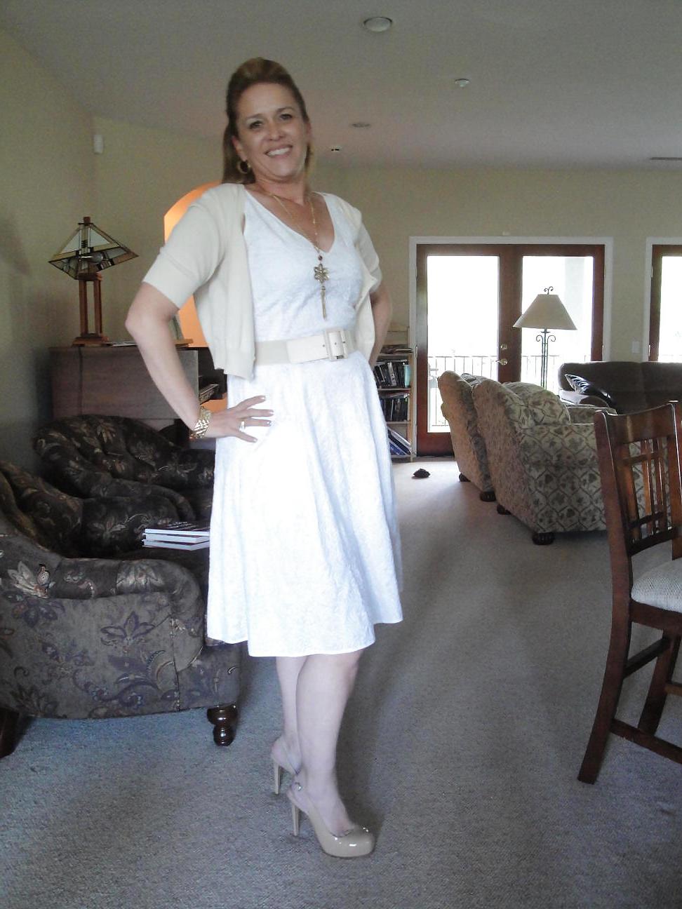 25P Milf with sweet feet