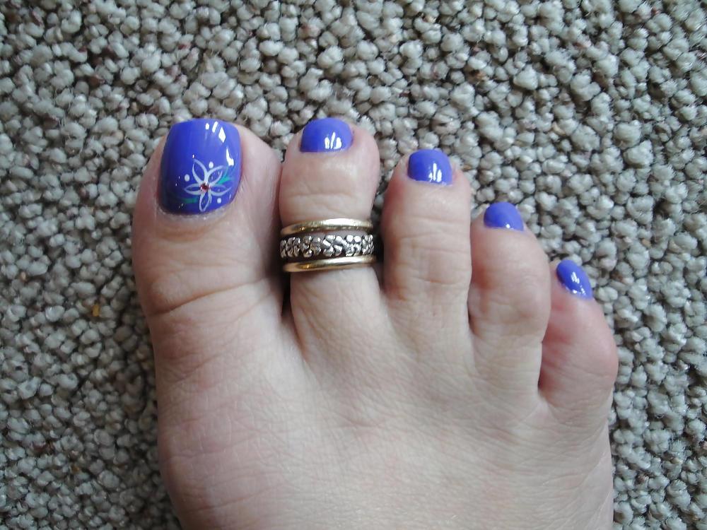 25P Milf with sweet feet