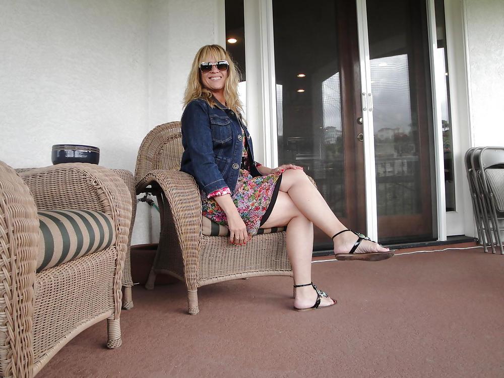 25P Milf with sweet feet