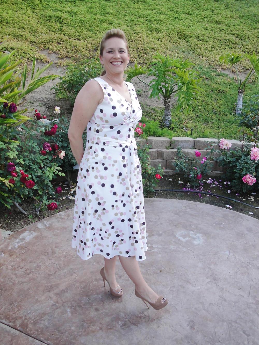 25P Milf with sweet feet