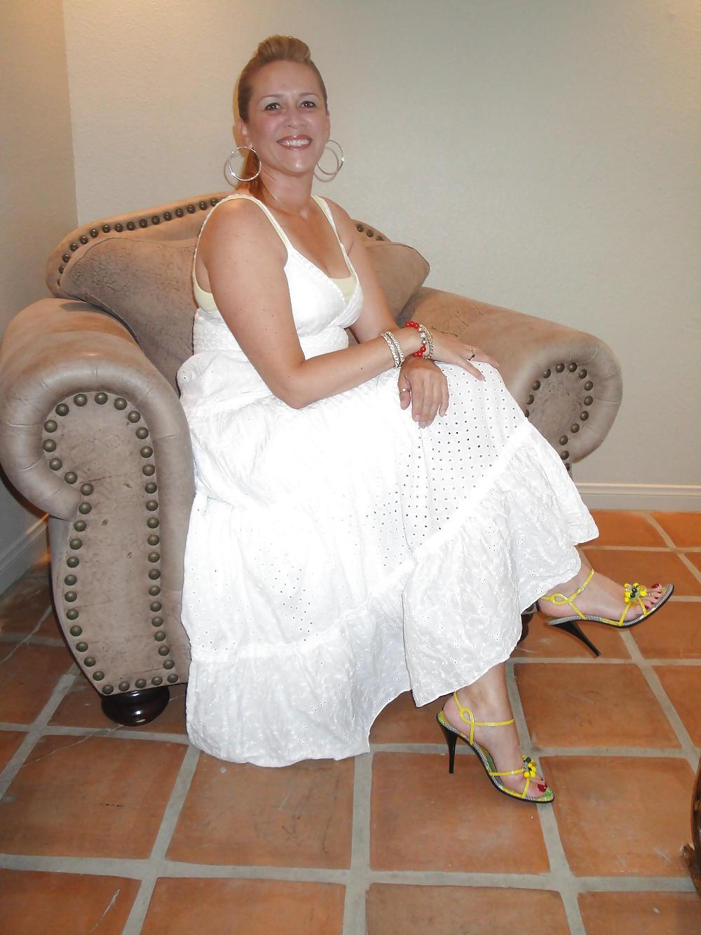 25P Milf with sweet feet