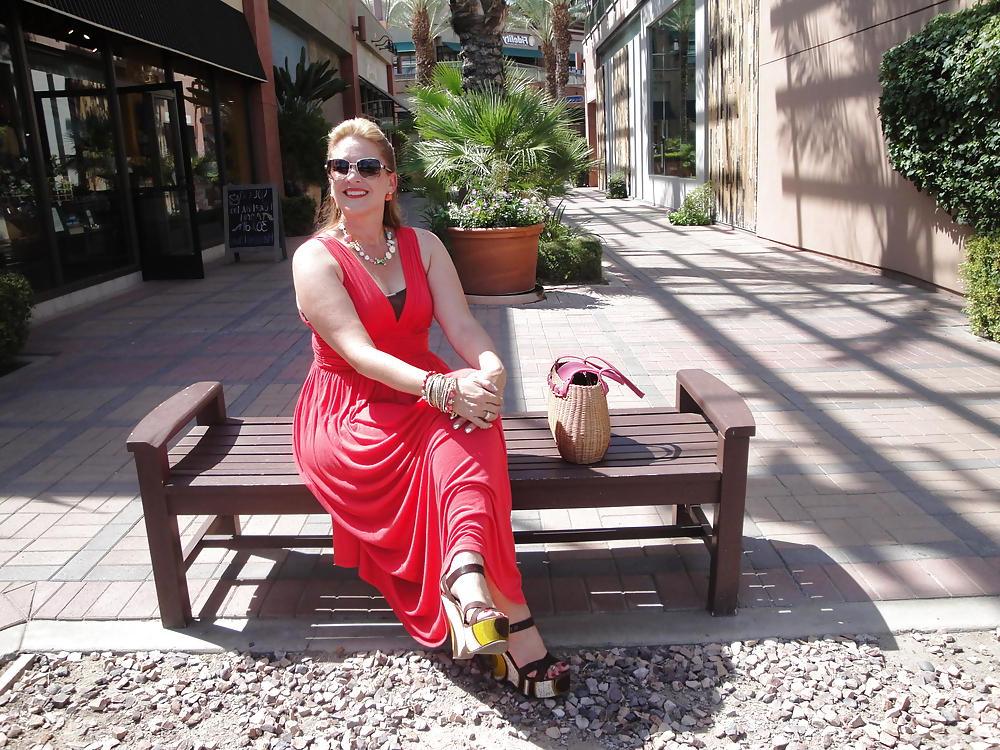 25P Milf with sweet feet