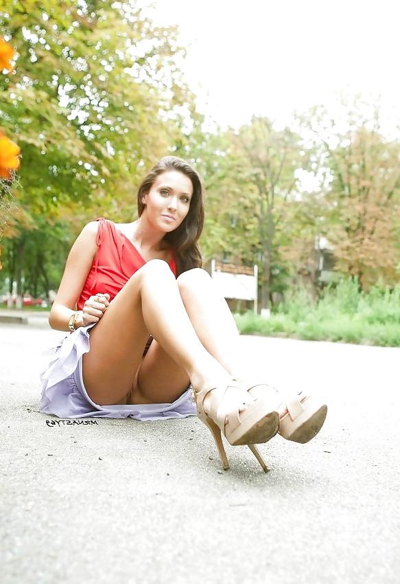 17P Brunette Wife Loves Flashing Pussy In Public