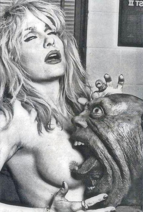 25P 80s Scream Queen - Linnea Quigley 
