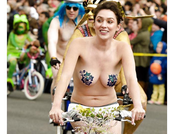 25P Nude Painted Ladies in Public Fetish Gallery 4