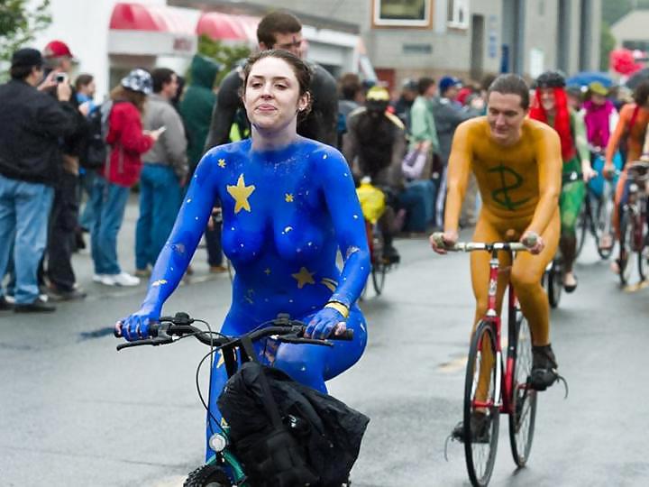 25P Nude Painted Ladies in Public Fetish Gallery 4