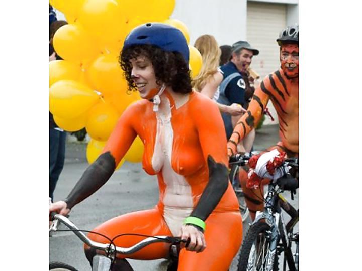 25P Nude Painted Ladies in Public Fetish Gallery 4