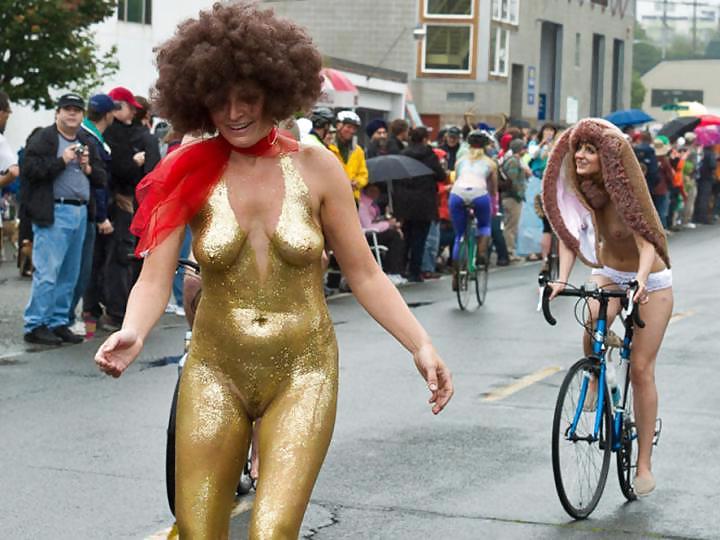 25P Nude Painted Ladies in Public Fetish Gallery 4