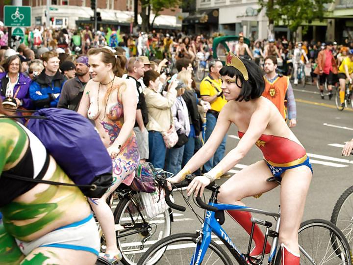 25P Nude Painted Ladies in Public Fetish Gallery 4