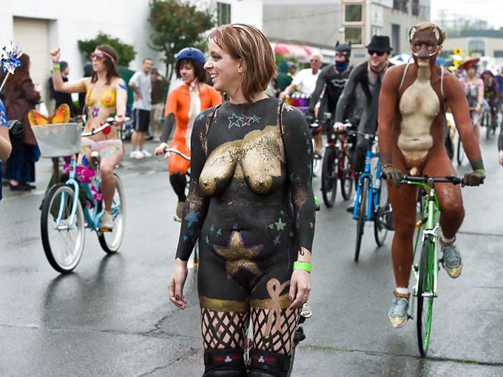 25P Nude Painted Ladies in Public Fetish Gallery 4