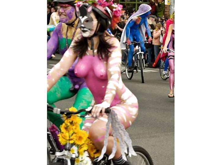 25P Nude Painted Ladies in Public Fetish Gallery 4