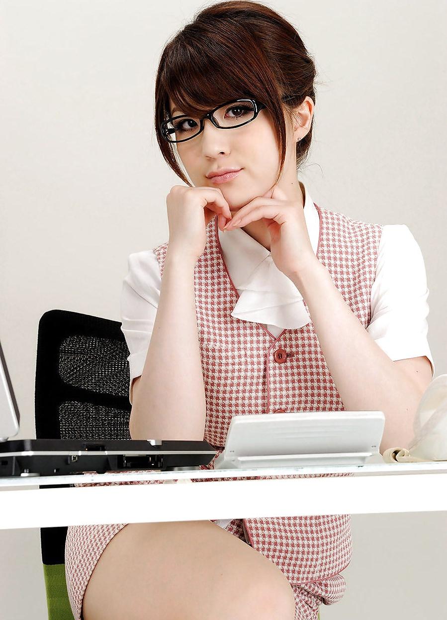 16P Asian Girls In Glasses!