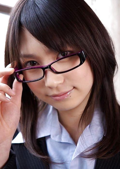 16P Asian Girls In Glasses!