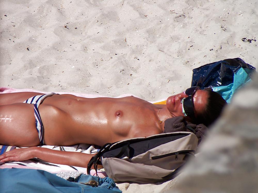 25P Topless and bikini in Britanny