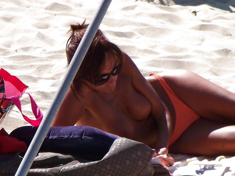 25P Topless and bikini in Britanny