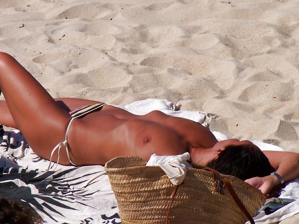 25P Topless and bikini in Britanny