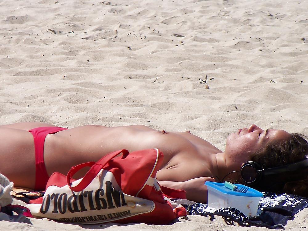 25P Topless and bikini in Britanny