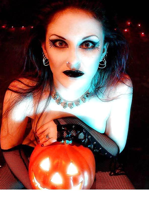 17P Caroline Pierce-Fetish Goddess