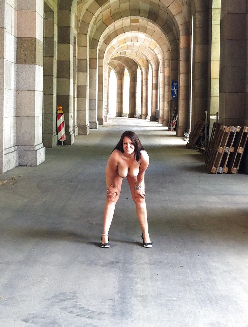 7P Bitch naked in public - Schlampe nackt draussen