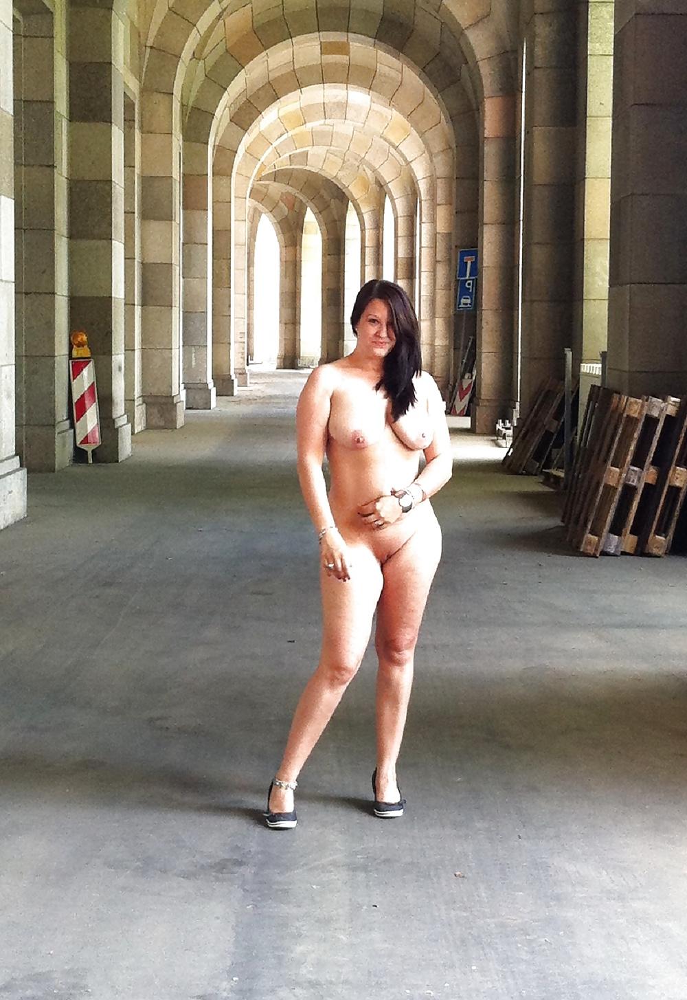 7P Bitch naked in public - Schlampe nackt draussen