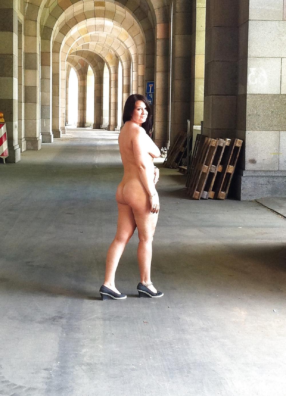 7P Bitch naked in public - Schlampe nackt draussen