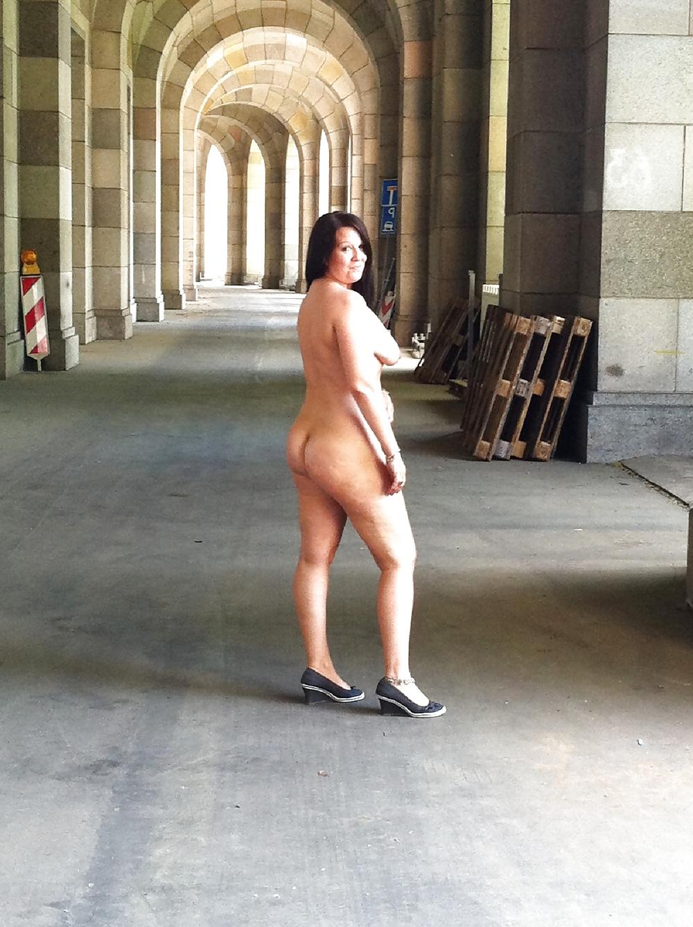 7P Bitch naked in public - Schlampe nackt draussen